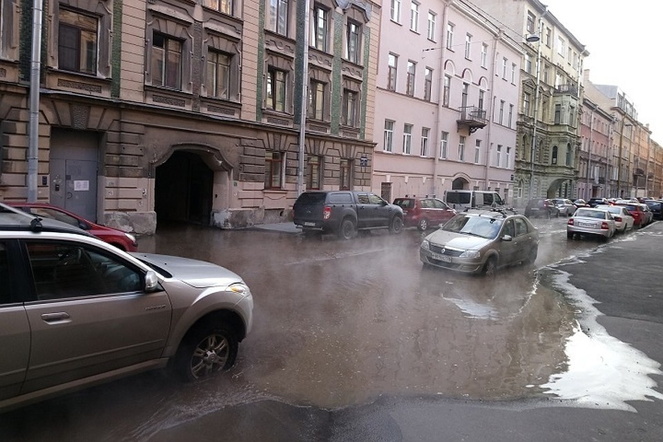 На Средней Подъяческой улице прорвало трубу с кипятком. Фото: vk.com/spb_today