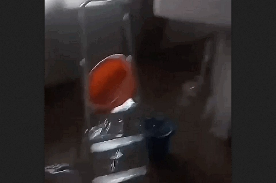 После ливня в кемеровской новостройке появились водопад и озеро. ФОТО: кадр видео Instagram, mreporter-kemerovo