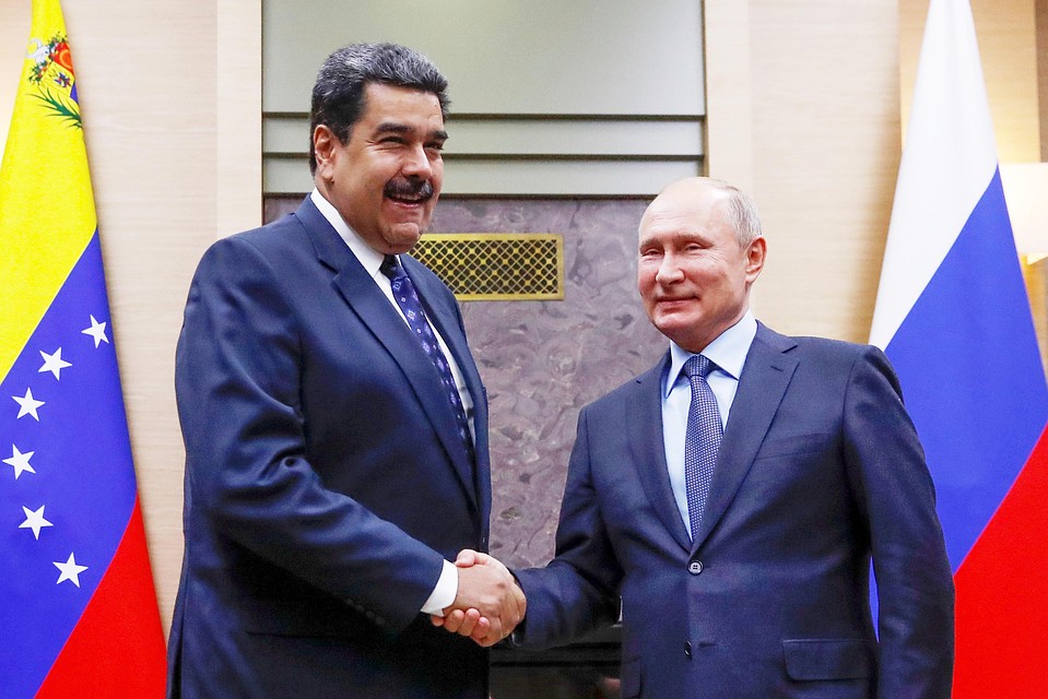 Николас Мадуро с президентом России Владимиром Путиным (справа)