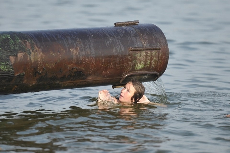 Тайно в озеро воду никто не сливает.