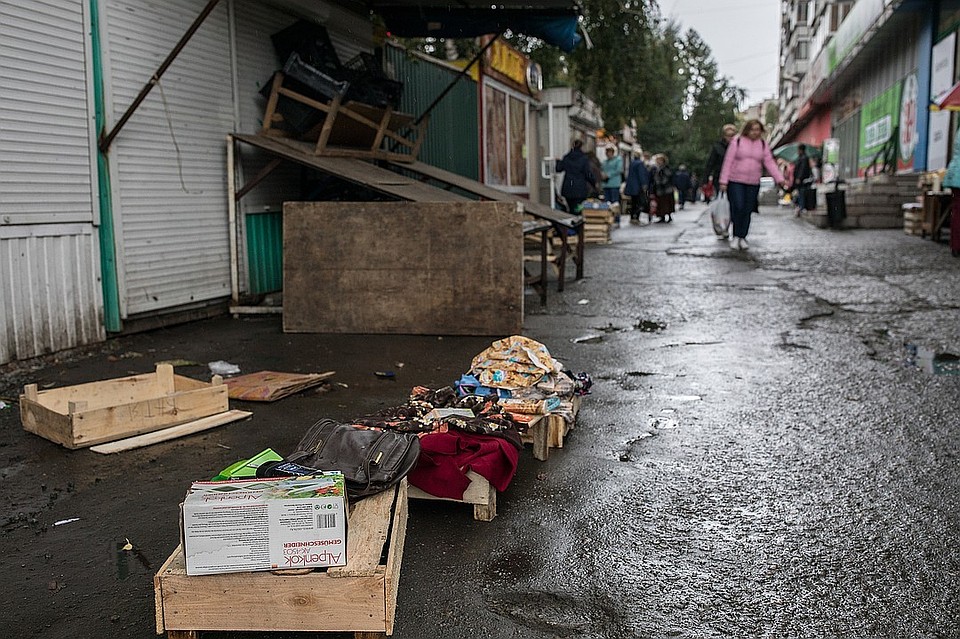 Нет, это не свалка, а реальные торговые места на остановке Поликлиника в Челябинске