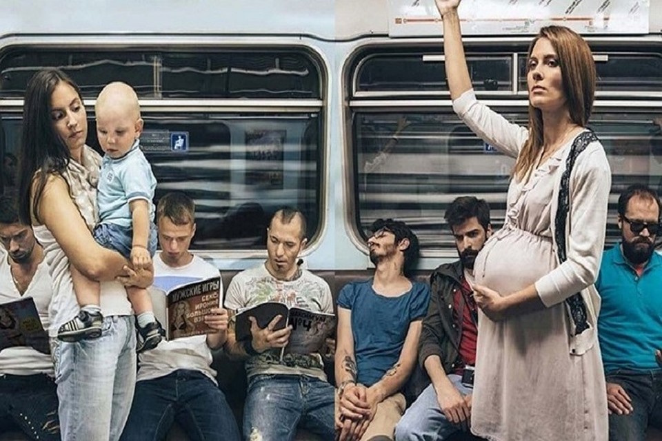 У нас перестали уступать места беременным, молодым мамам и пенсионерам (Фото: boom.ms).