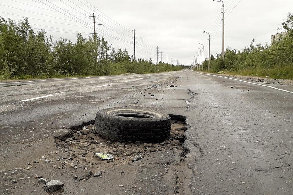 В Мончегорске не могут залатать ямы без вмешательства высокого начальства. Фото: Правительство Мурманской области