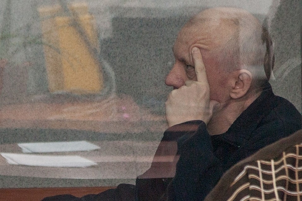 На суде экс-генерал ГУФСИН прятал лицо от фотокамер.