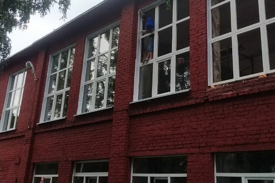Новые окна в новокузнецкой школе устанавливают заключенные колонии. ФОТО: пресс-служба ГУФСИН России по Кемеровской области.