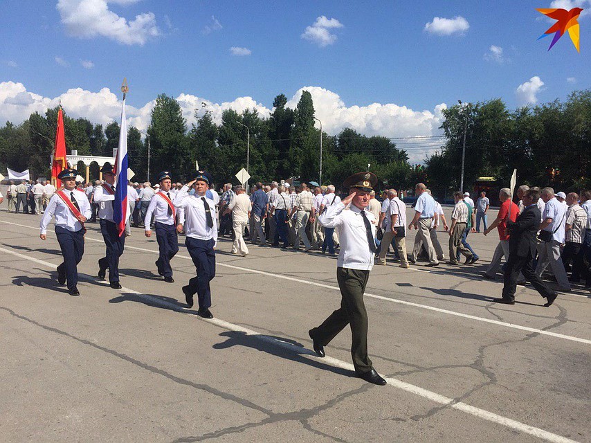В Энгельсе прошел торжественный парад выпускников ракетного училища