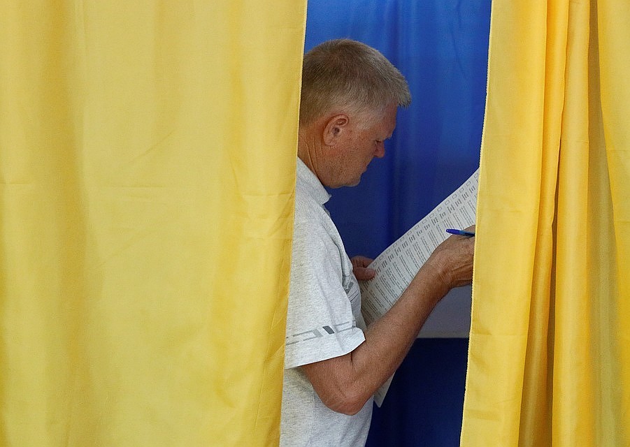 Партия Зеленского и Порошенко лидируют на выборах в Верховную Раду Украины 2019