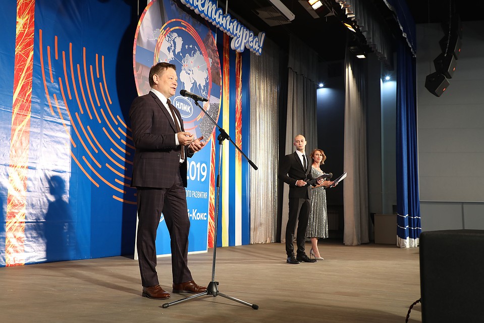 Алтай-Кокс наградил работников ко Дню металлурга