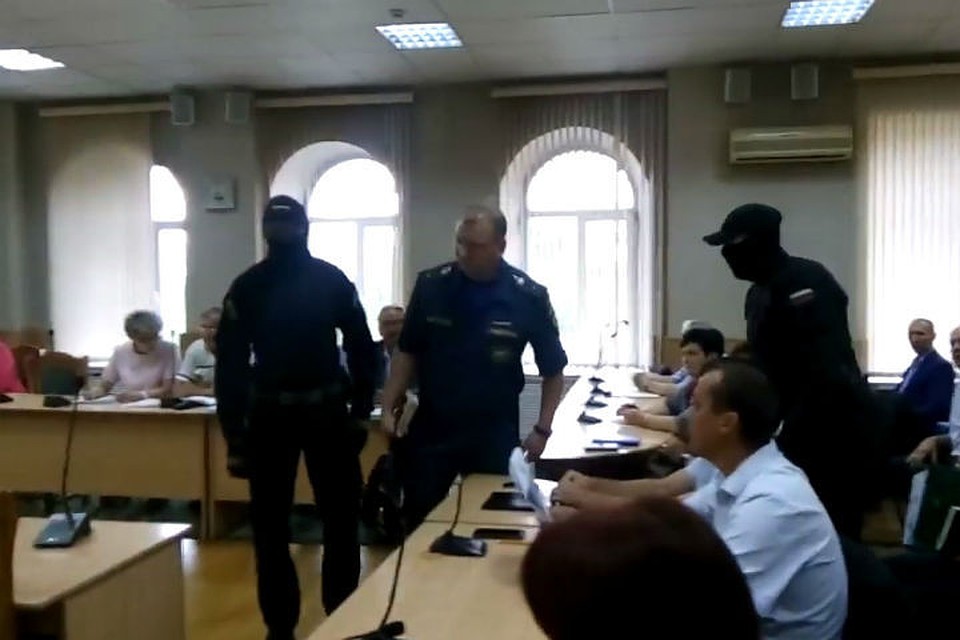 ФСБ задержала сотрудника МЧС на совещании в администрации Читы. Фото: скриншот видео.