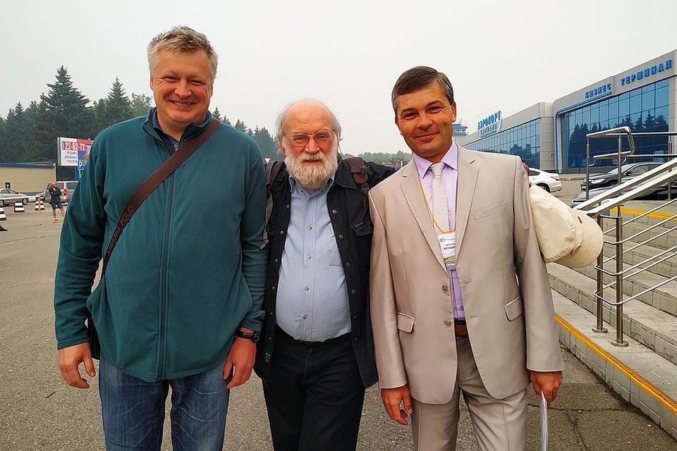 Валерий Фомин (в центре) прилетел в Барнаул