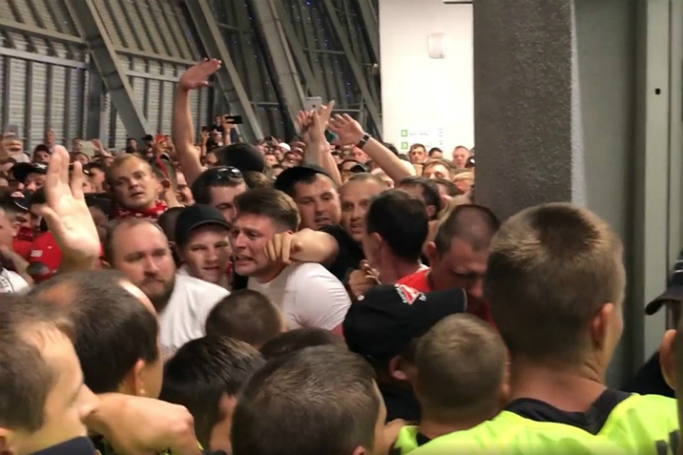 Момент начала потасовки: фанаты "Спартака" пытаются протиснуться в узкий выход со стадиона. Фото: скрин с видео.