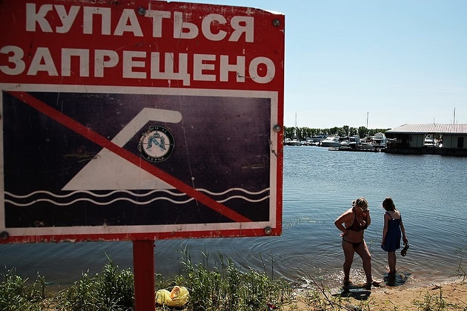 На них нельзя купаться из-за несоответствия воды гигиеническим требованиям.