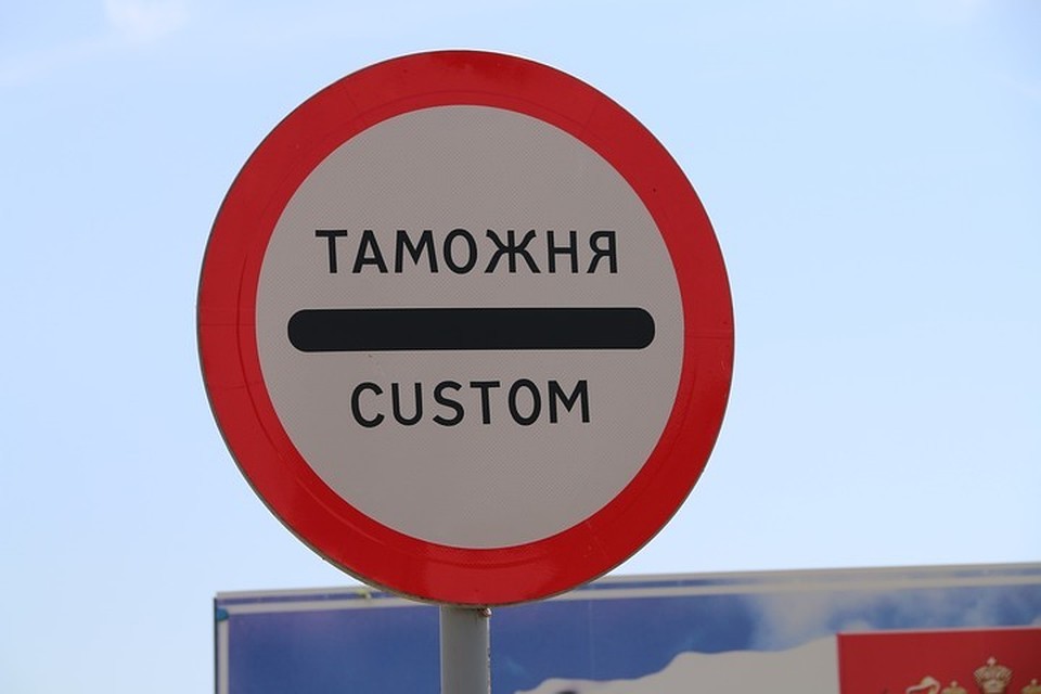 В связи с возросшим потоком туристов на границе введены дополнительные рабочие смены у таможенников и пограничников