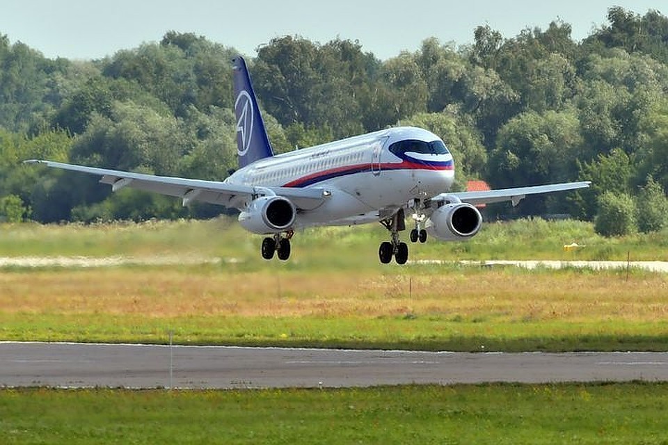 Около 3 часов ночи 31 июля на самолете Sukhoi Superjet-100 начал сбоить двигатель