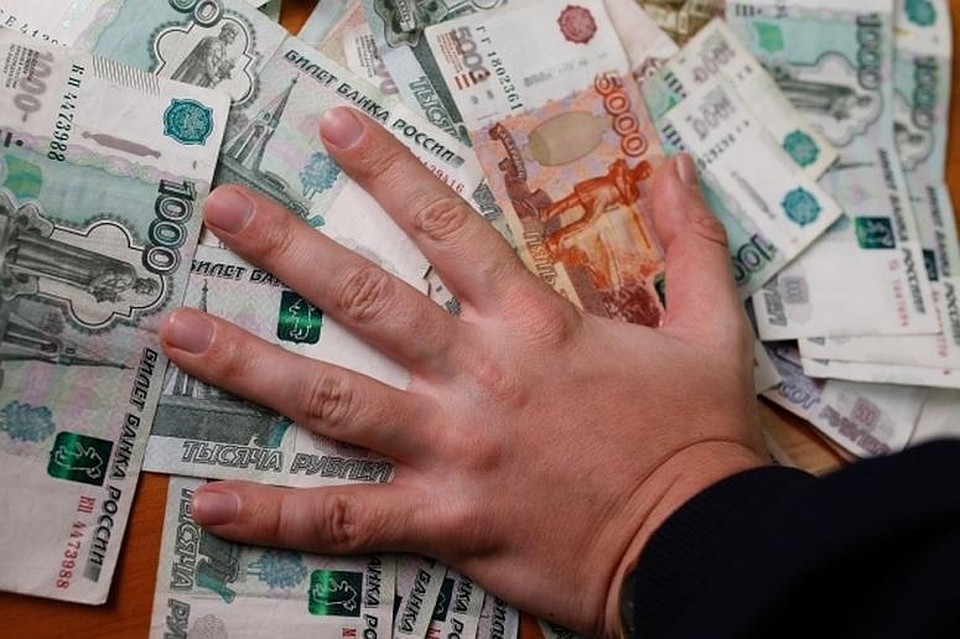 Сотрудница получила пять миллионов рублей взятками.