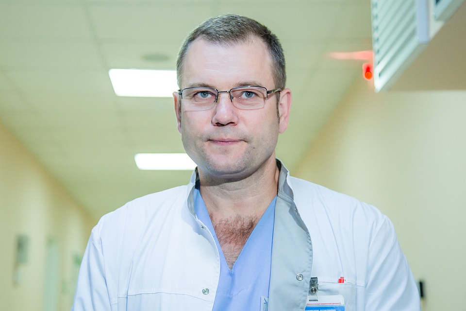 Сергей Барсуков, заведующий первым отделением онкологического диспансера, проводит операции по новой методике