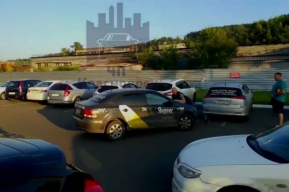 Спасал жену и сына: в Красноярске таксист прокатил на капоте охранника гипермаркета. Стоп-кадр видео