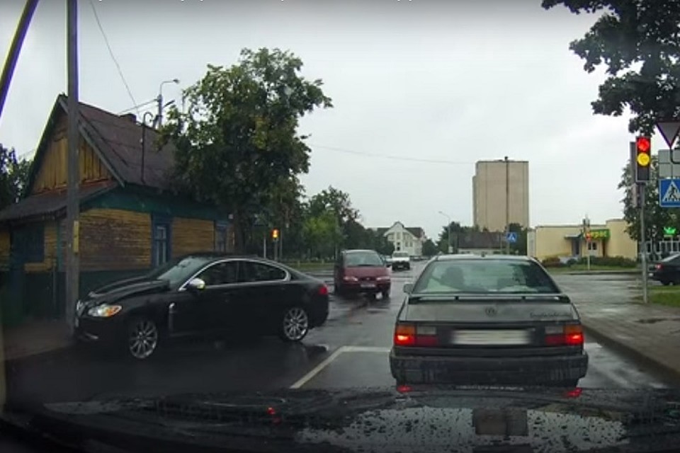 Мужчина захотел прокатиться на дорогом авто, но врезался в столб. Фото: стоп-кадр.