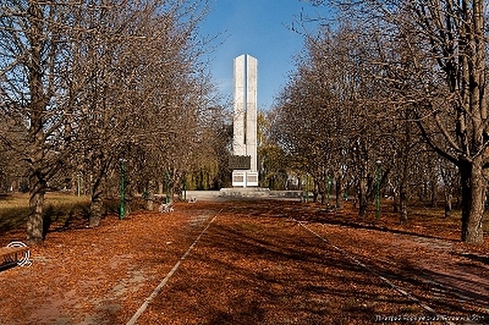 Обелиск, выполненный в виде двух мечей. Фото: www.sevmb.com