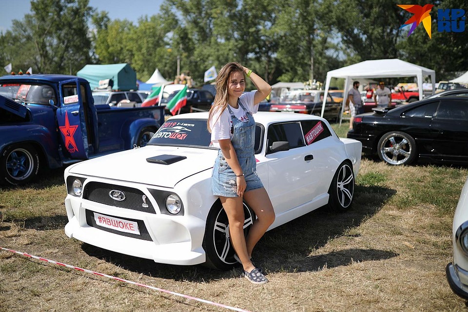 Девушки любят фотографироваться рядом с эффектными авто