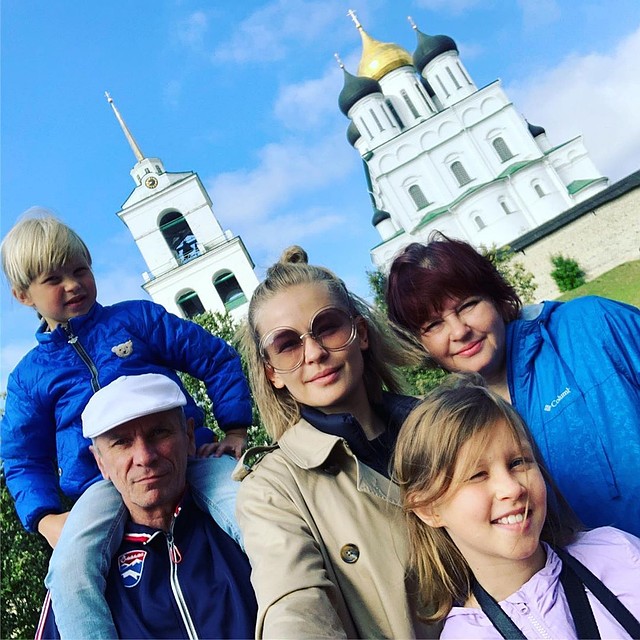 Фото: Instagram.com Юлия Пересильд в Пскове с родителями и дочками Аней и Машей.