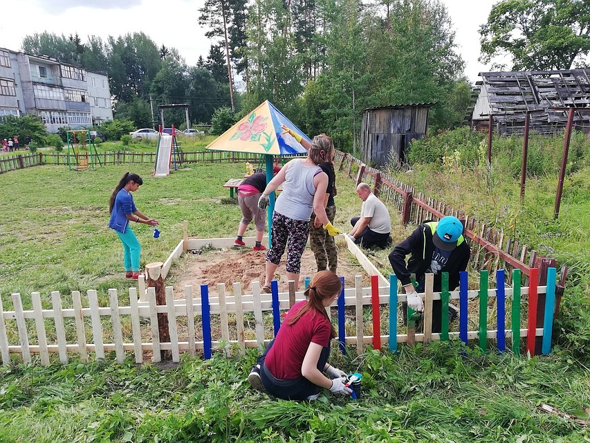 Фото: vk.com. Жители двора облагородили детскую площадку.
