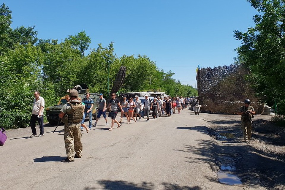 В КПВВ «Станица Луганская» мимо украинских пограничников ни одна «лишняя» палка колбасы не пройдет. Фото: dpsu.gov.ua