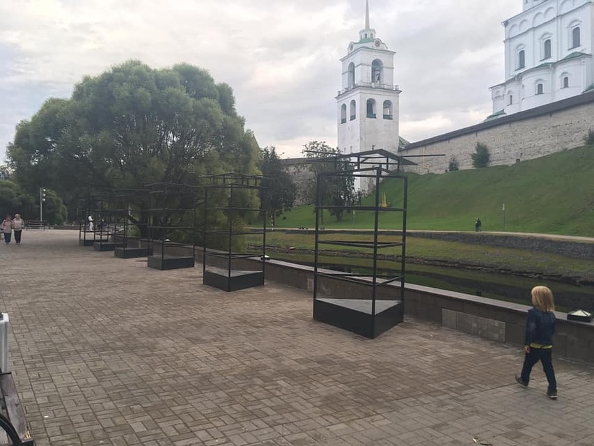 Фото из "Вконтакте". "Что это за неведомая инициатива на набережной?" – спрашивают псковичи в соцсети.