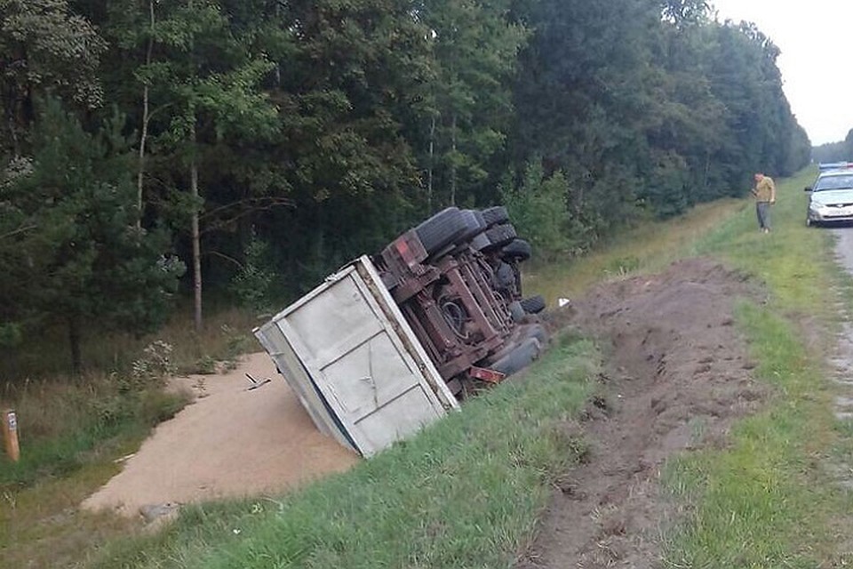 У фуры лопнуло колесо и она перевернулась. Фото: УВД Гомельского облисполкома.