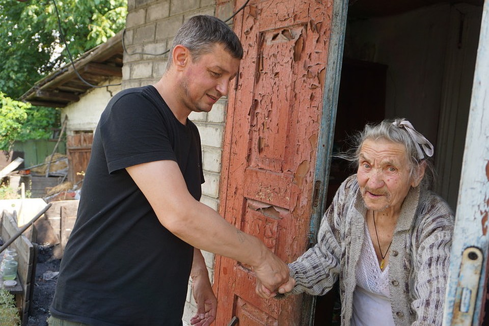 Если у молодого поколения еще есть надежда дожить до победы, то многим старикам это не светит. Их жизнь началась в войну и оканчивается под звуки артиллерии.