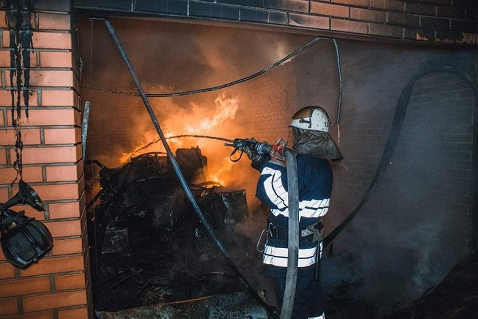 В гараже во время пожара находился человек. Его личность и обстоятельства ЧП устанавливаются. Фото: top.st