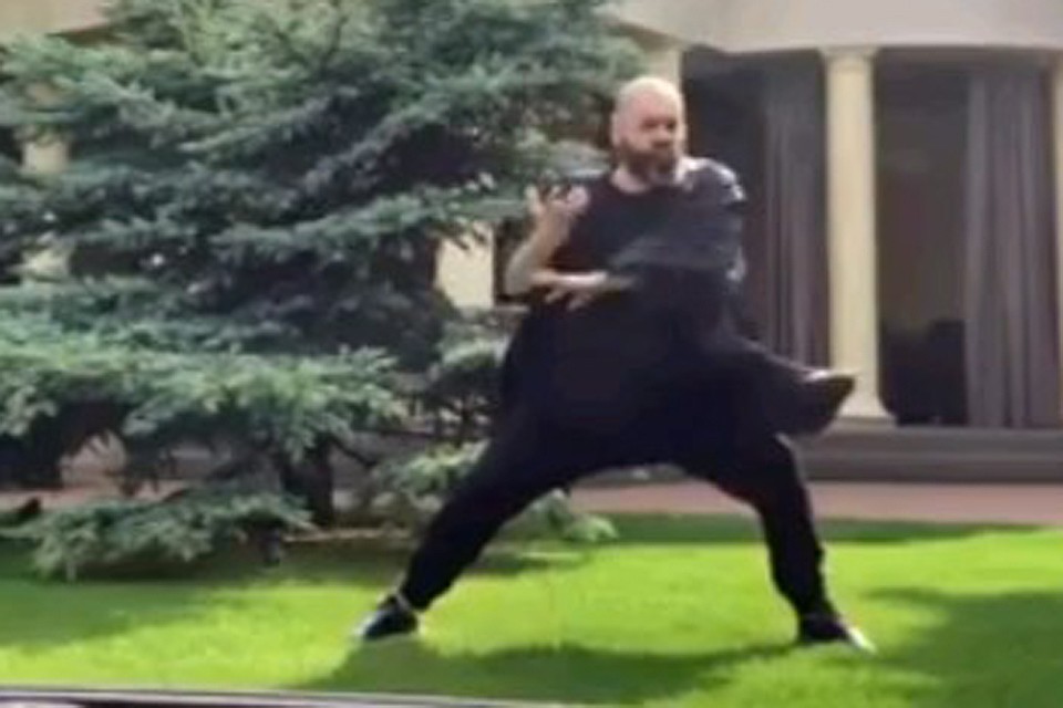 Максим Фадеев продемонстрировал мастерство на лужайке.