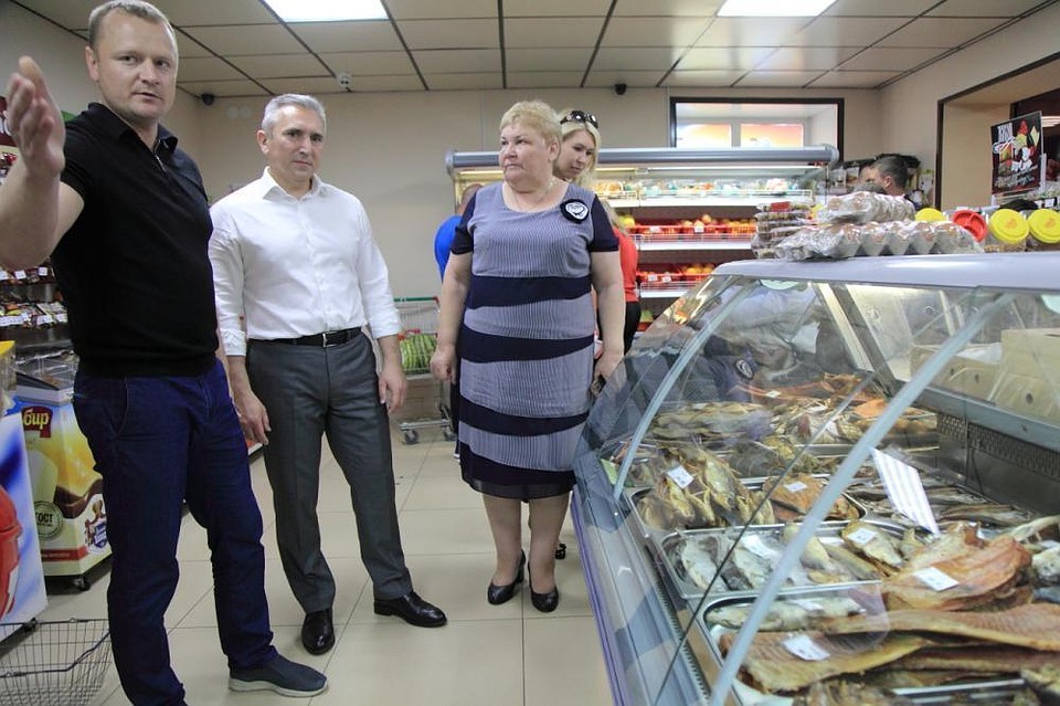 Александр Моор похвалил руководства предприятия "Красная рыба". Фото - пресс-служба губернатора Тюменской области.