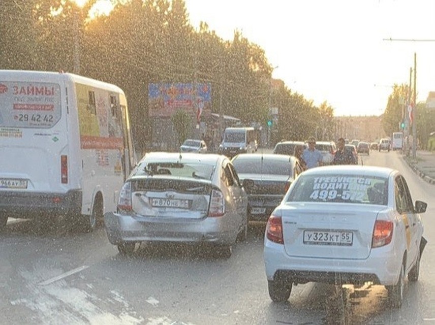 Машины встали в паровозик.