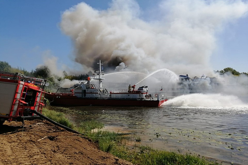 Нижегородцы делятся воспоминаниями о горящем теплоходе «Святая Русь».