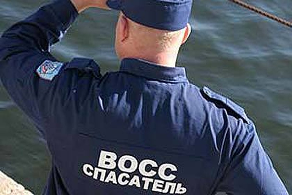 Тело мужчины ищут спасатели.