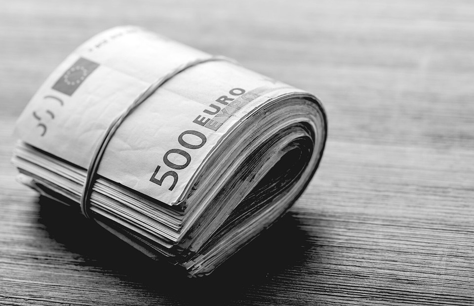 Чаще всего пытаются вывезти купюры номиналом в 500 евро. Фото: pfladvisors.com