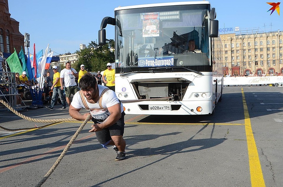 В прошлом году силачи тоже тягали в Волгограде автобус, но без пассажиров.