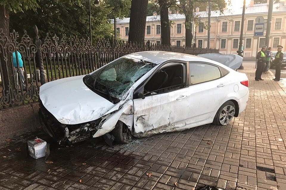 Пьяный водитель, уходя от полиции, врезался в ограду сада в Петербурге и перевернул машину