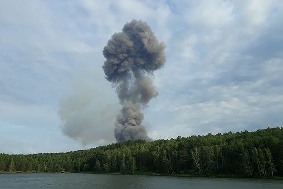 огромные столбы дыма заметили жители ближайших поселков.
