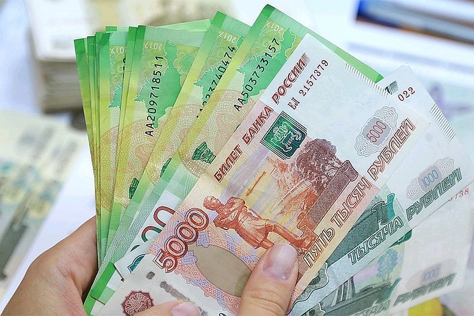 476 тысяч рублей долга заплатил житель Тихвина, чтобы уехать на работу за границу.