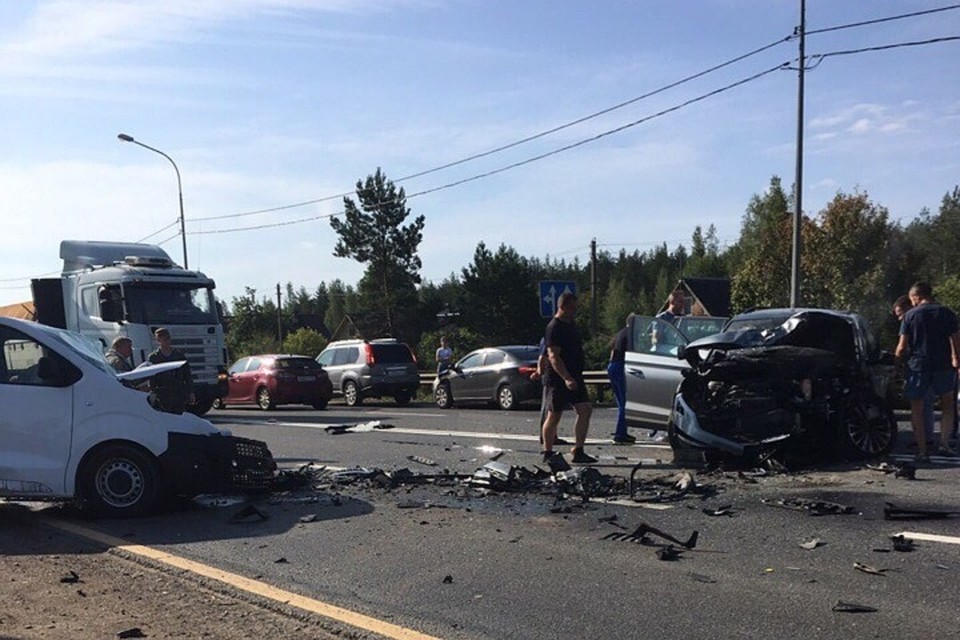 В серьезном ДТП под Тосно погибла пенсионерка. Фото: vk.com/spb_today