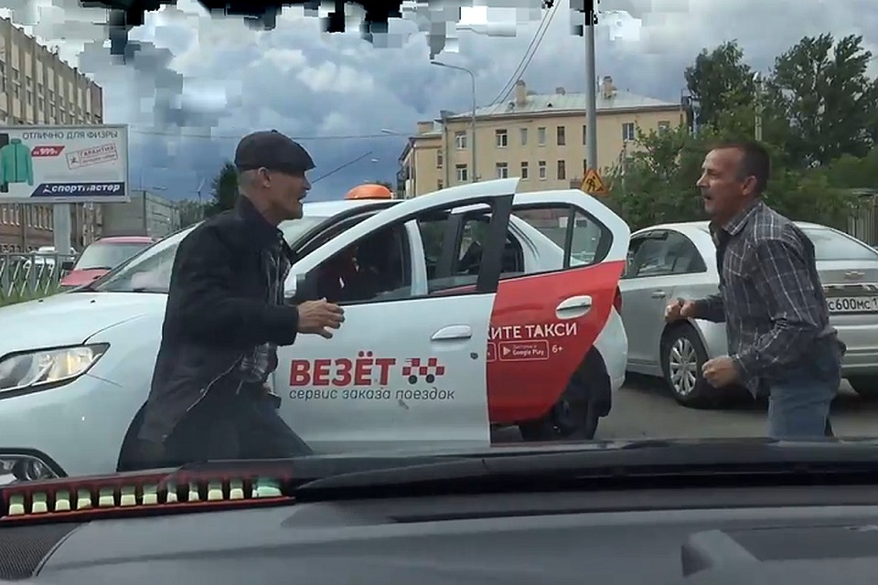 На улице Салова подрались таксист и неизвестный мужчина. Фото: vk.com/spb_today