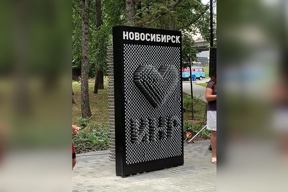 В Новосибирске появилась тактильная скульптура из гвоздей. Фото: Анна Терешкова