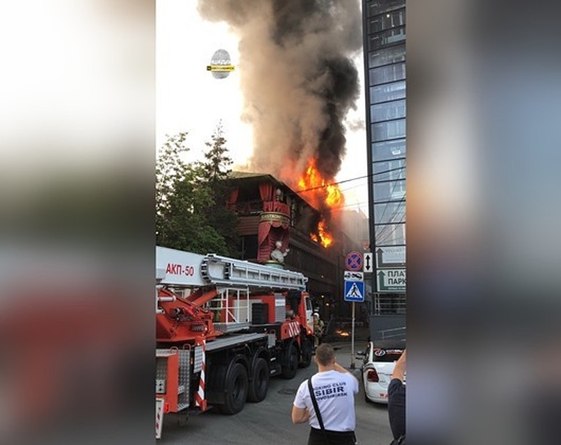 Популярной ресторан в центре Новосибирска сгорел в считанные минуты. Фото: "Инцидент Новосибирск"