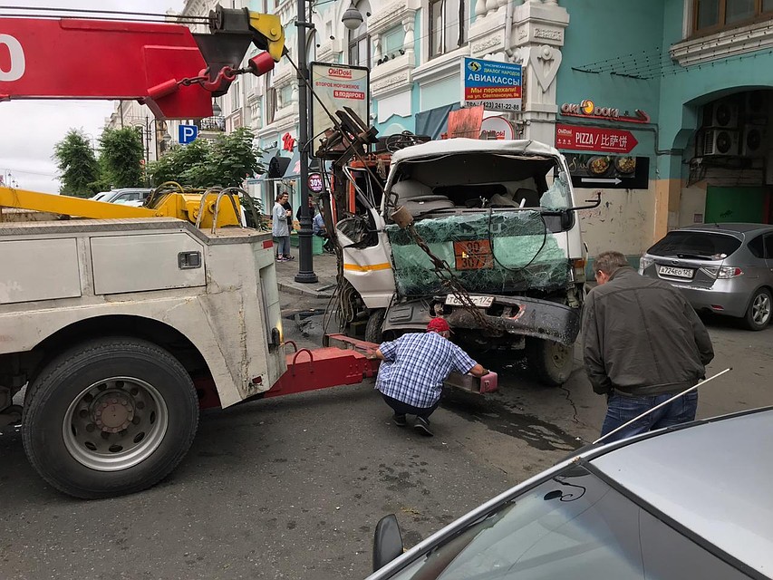 У большегруза во Владивостоке отказали тормоза