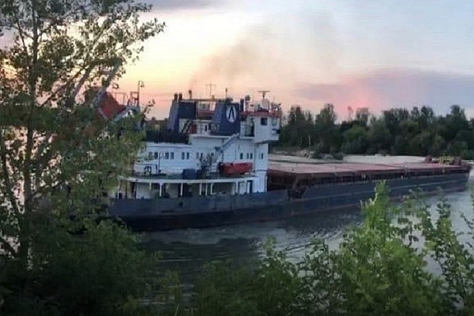 Судно самостоятельно сошло с мели. Фото: пресс-служба МЧС России по Ростовской области