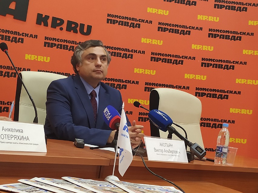 Министр считает, что новый стандарт позволит увеличить количество часов для углубленного изучения предметов, которые будут приоритетными для школьников для поступления в вузы или техникумы
