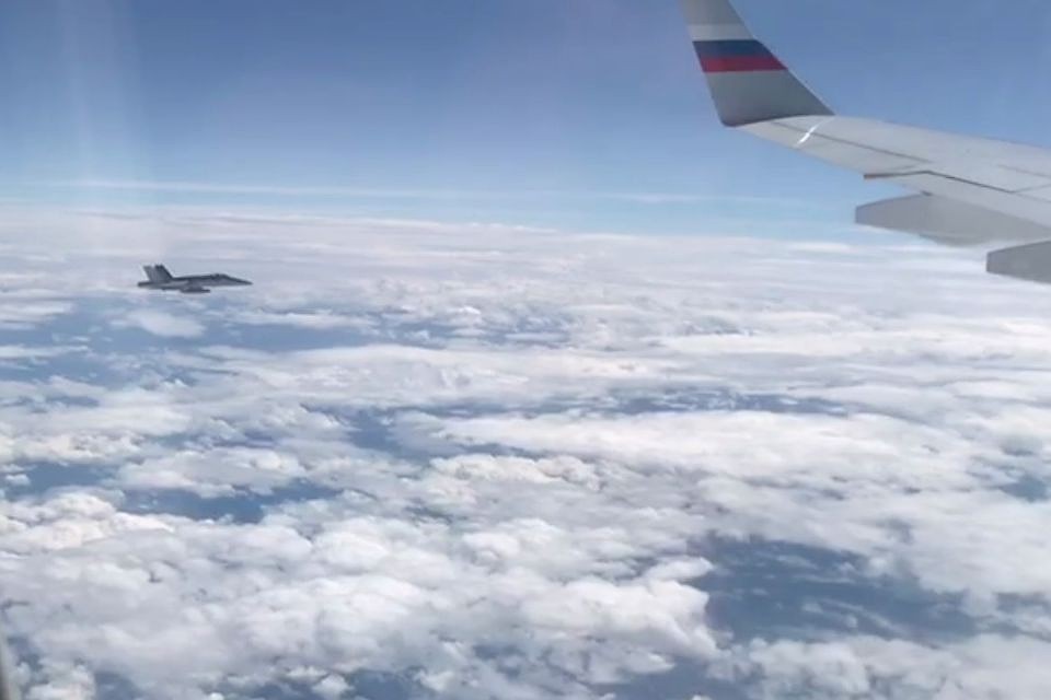 Швейцарские истребители сопроводили российский правительственный самолет