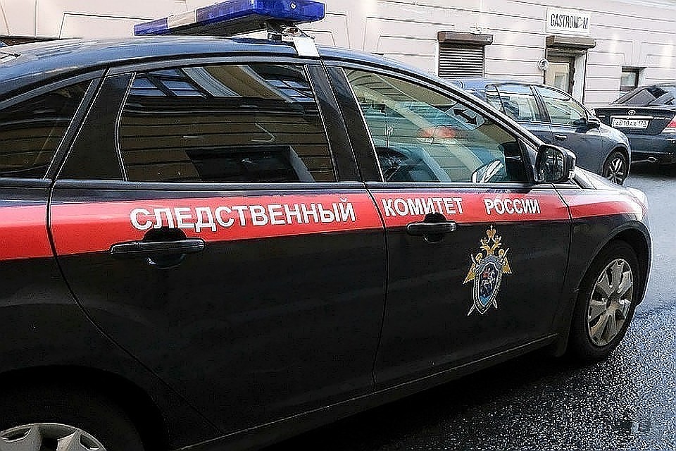 Следователи опрашивают друзей погибшего парня, с которыми он провел последний вечер